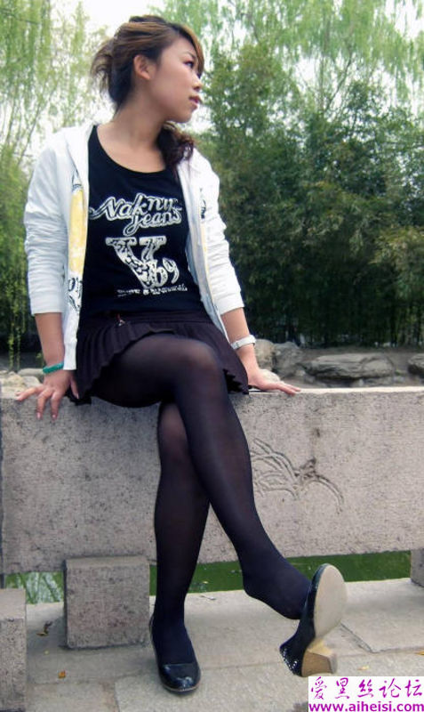 公园美女黑丝