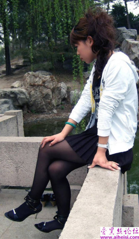 公园美女黑丝
