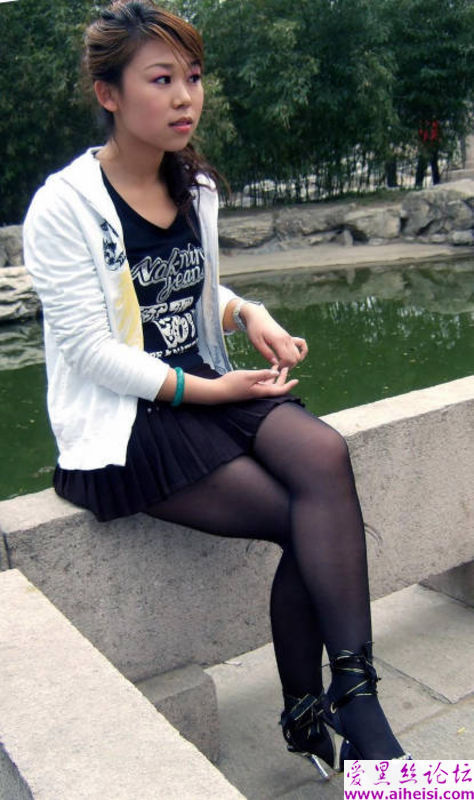 公园美女黑丝