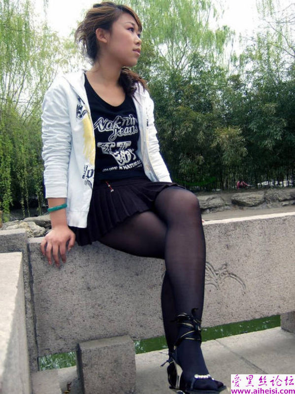 公园美女黑丝