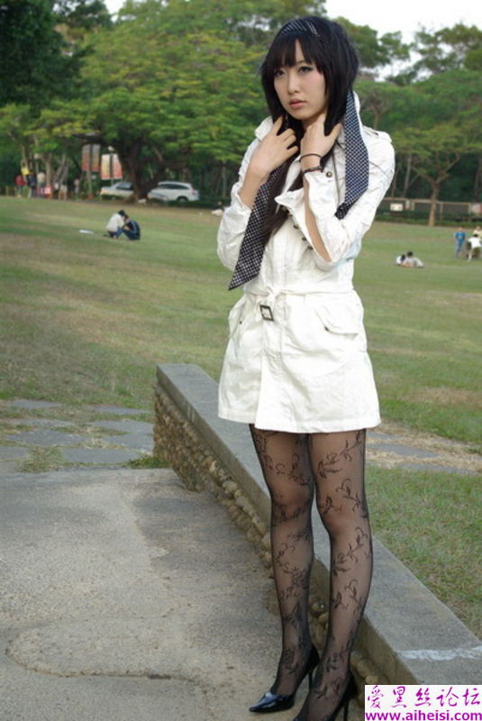 冷豔女學生的絲襪美腿