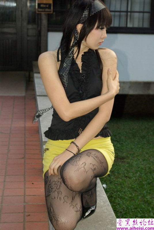 冷豔女學生的絲襪美腿