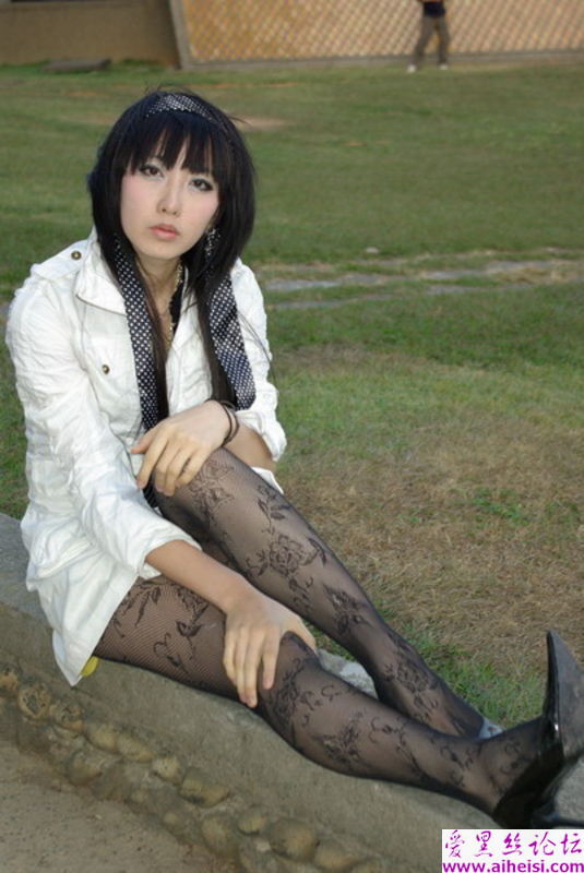 冷豔女學生的絲襪美腿