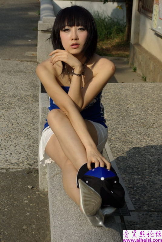 冷豔女學生的絲襪美腿