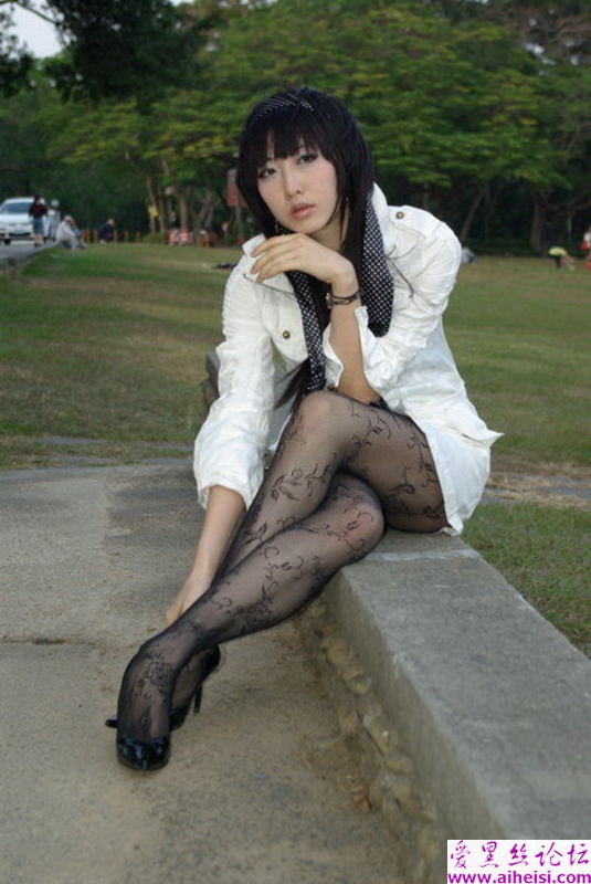 冷豔女學生的絲襪美腿
