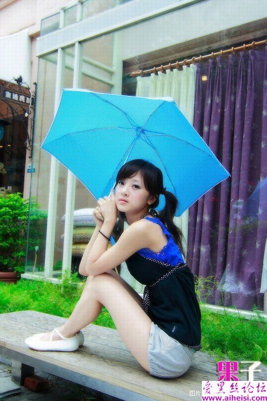 可爱果子MM大秀美腿