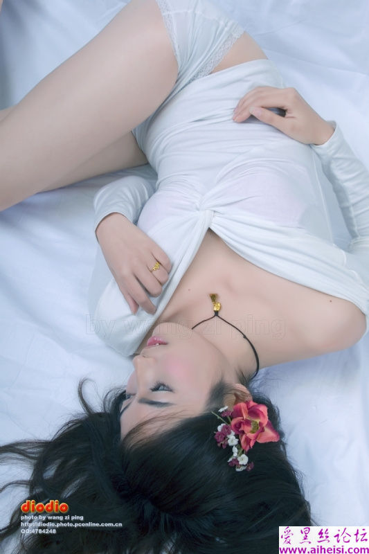 大一美女学生白嫩大腿