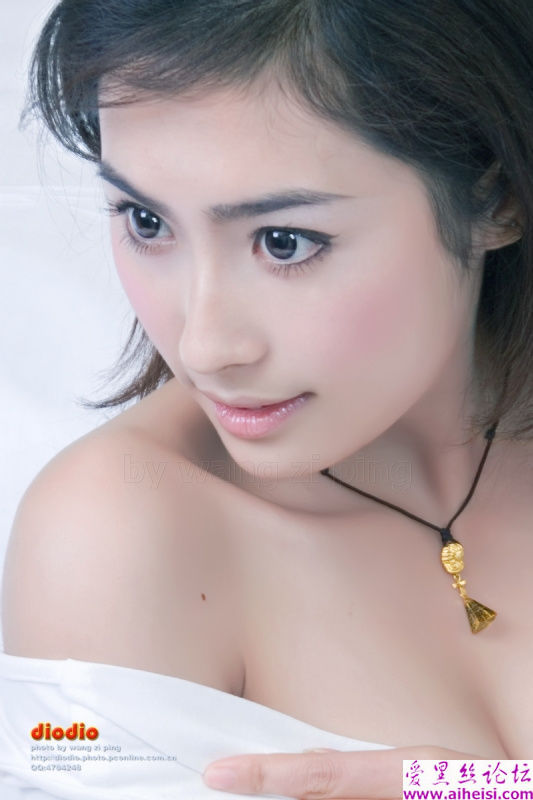 大一美女学生白嫩大腿
