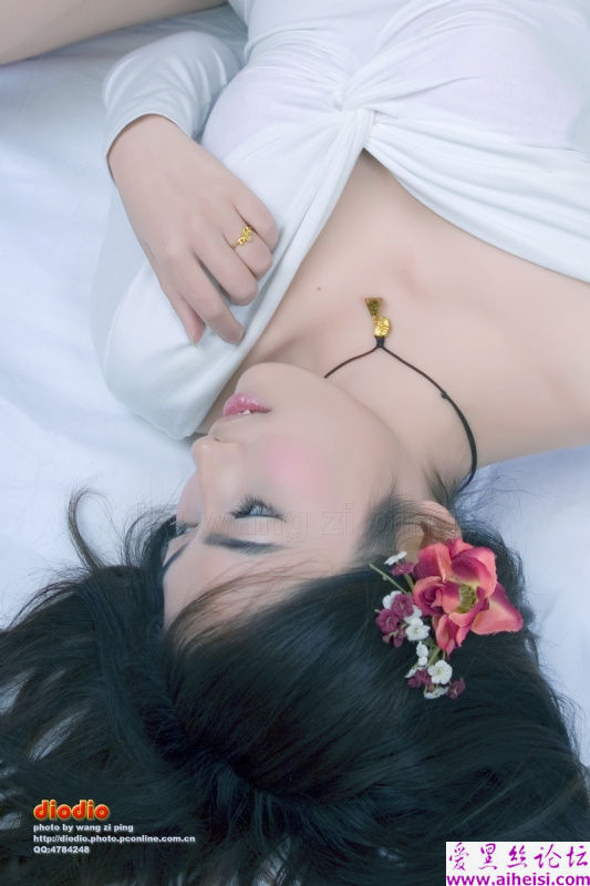 大一美女学生白嫩大腿