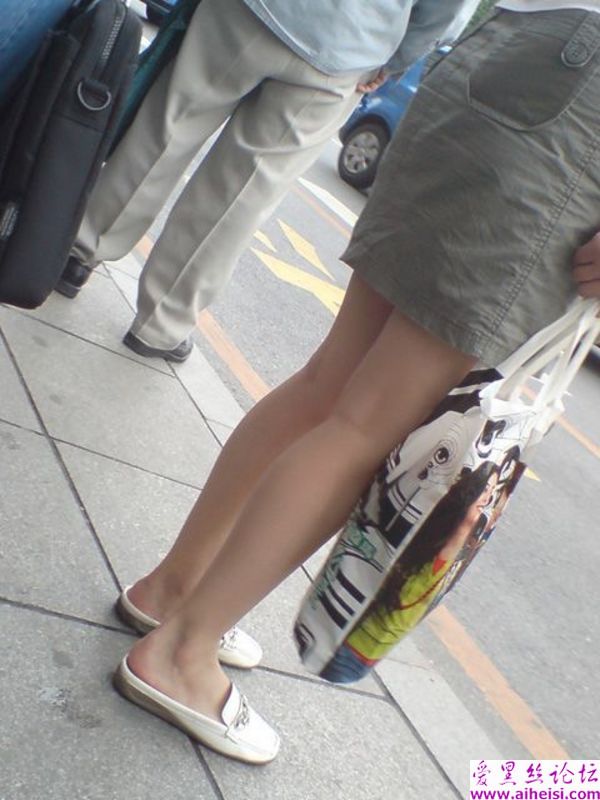 大街上的美腿少女