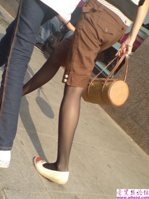 大街上的美腿少女