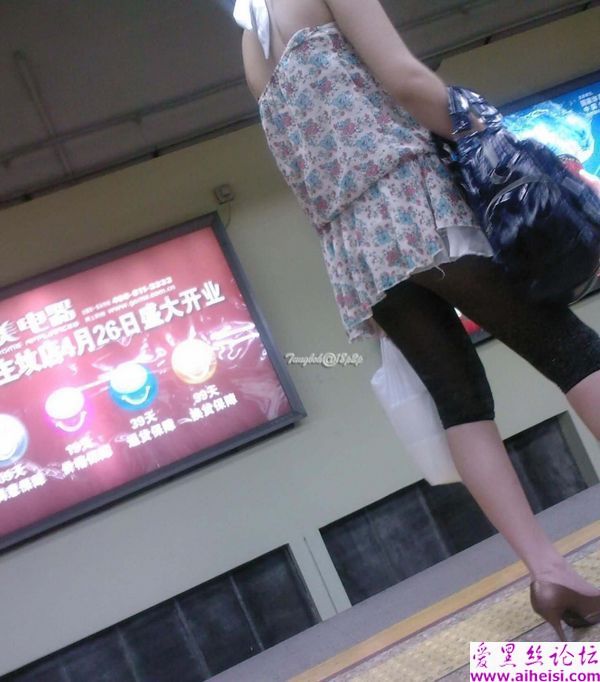 大街上的美腿少女