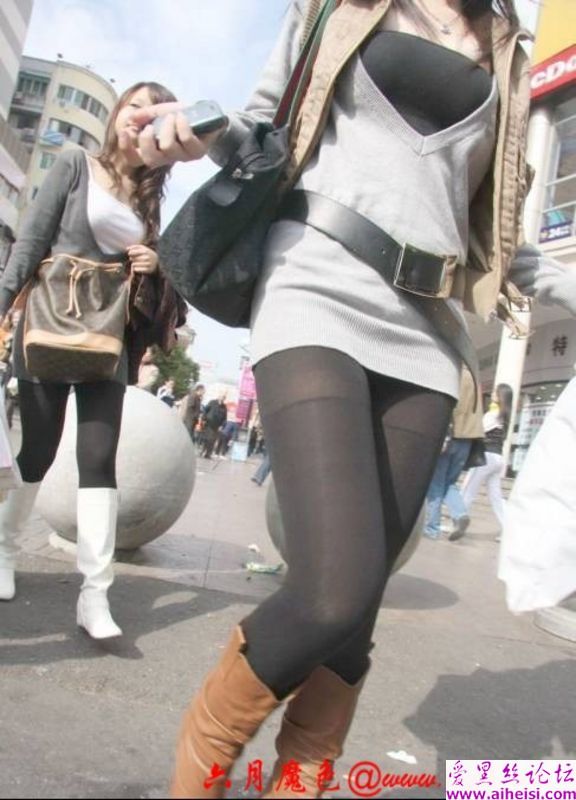 大街上的美腿少女
