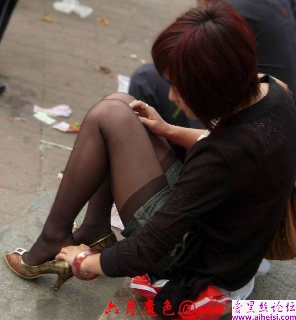 大街上的美腿少女