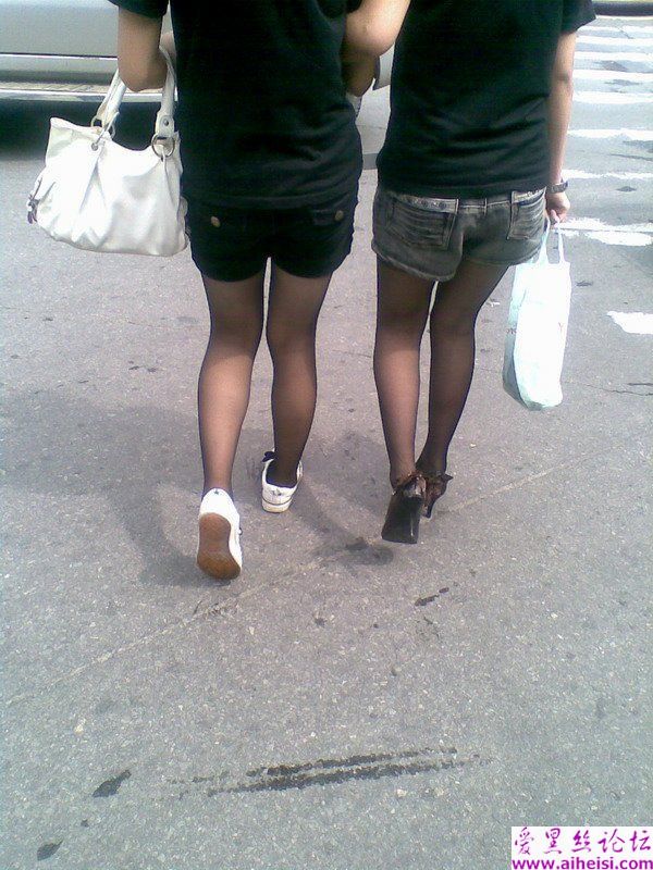 大街上的美腿少女