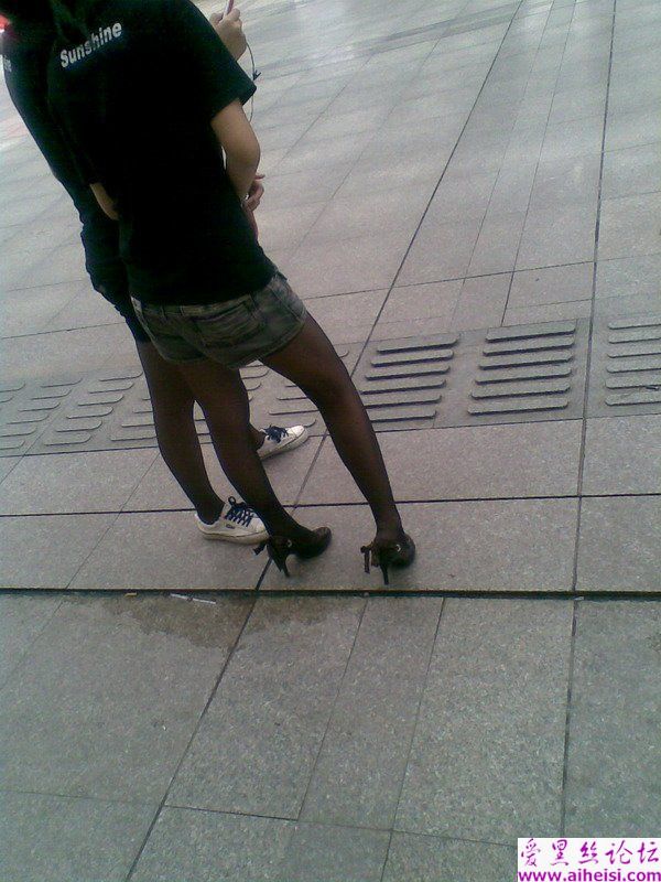 大街上的美腿少女
