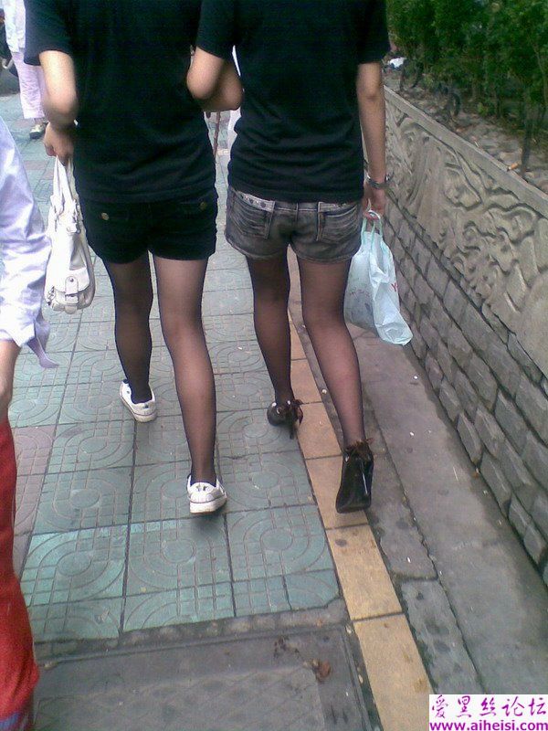 大街上的美腿少女