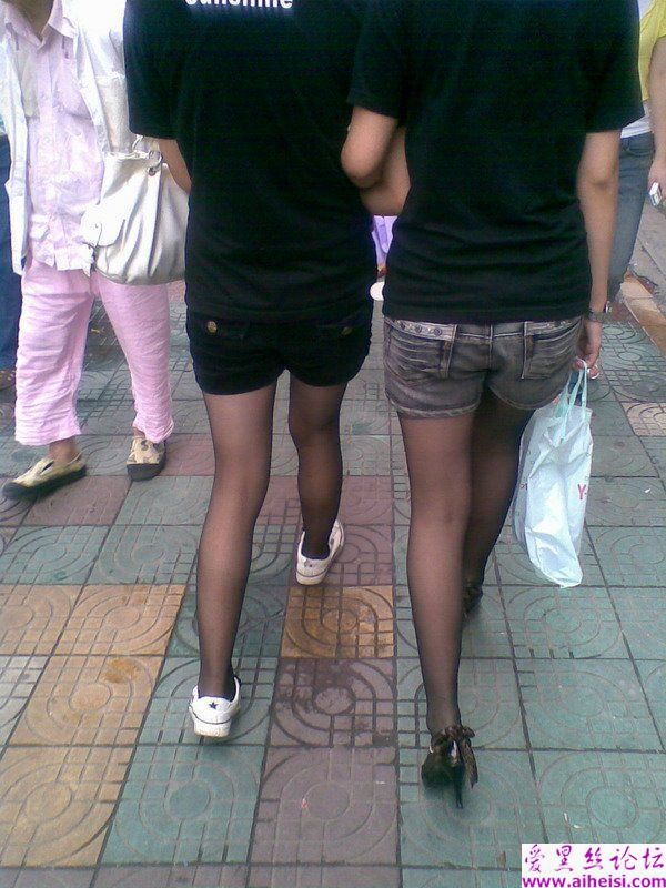 大街上的美腿少女