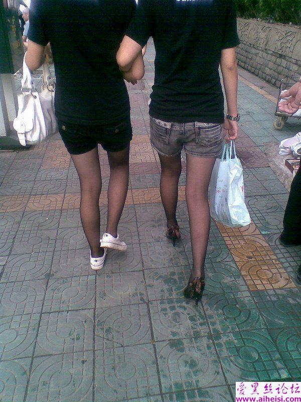 大街上的美腿少女