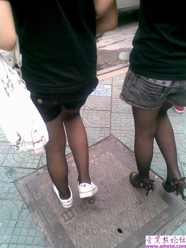 大街上的美腿少女