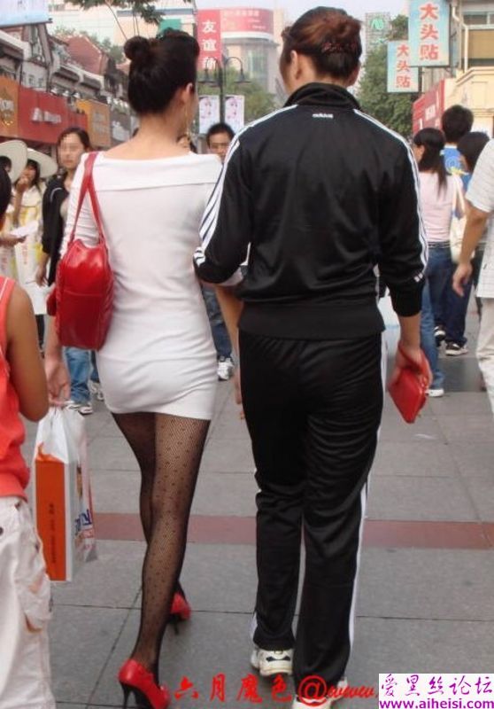 大街上的美腿少女