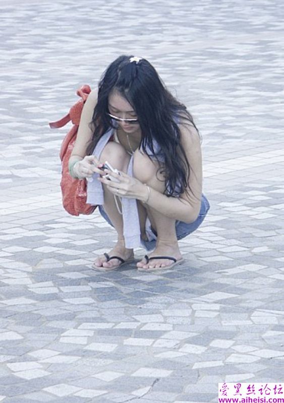大街上的美腿少女