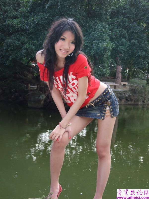 女生性感火辣比美腿