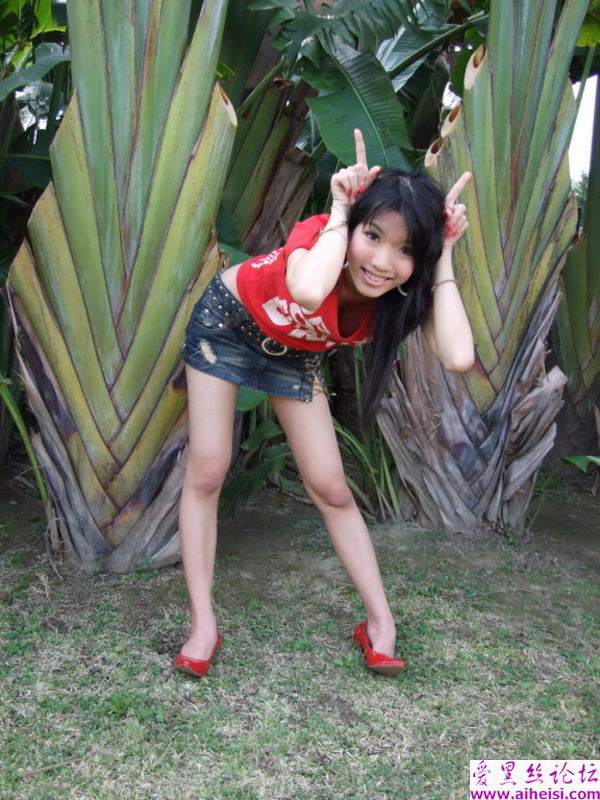 女生性感火辣比美腿