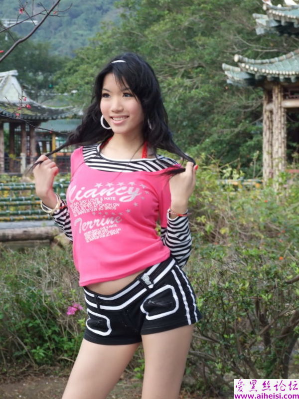 女生性感火辣比美腿