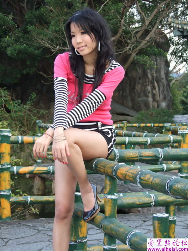女生性感火辣比美腿