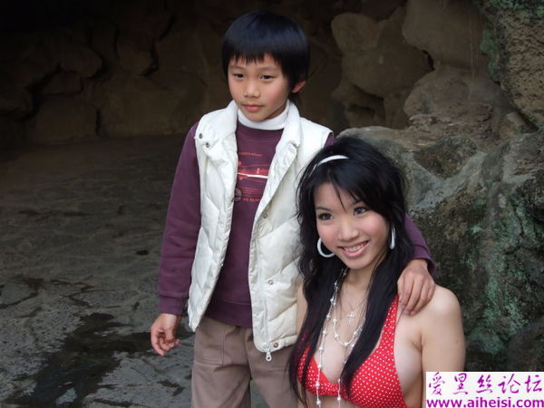 女生性感火辣比美腿