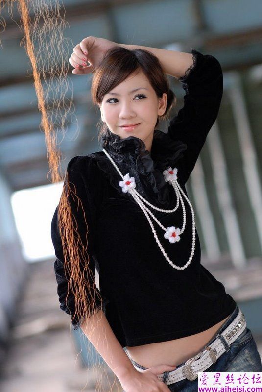 废墟上性感甜美的黑丝美腿