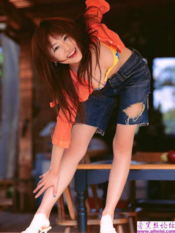 柳腰纖細玉腿修長的美女