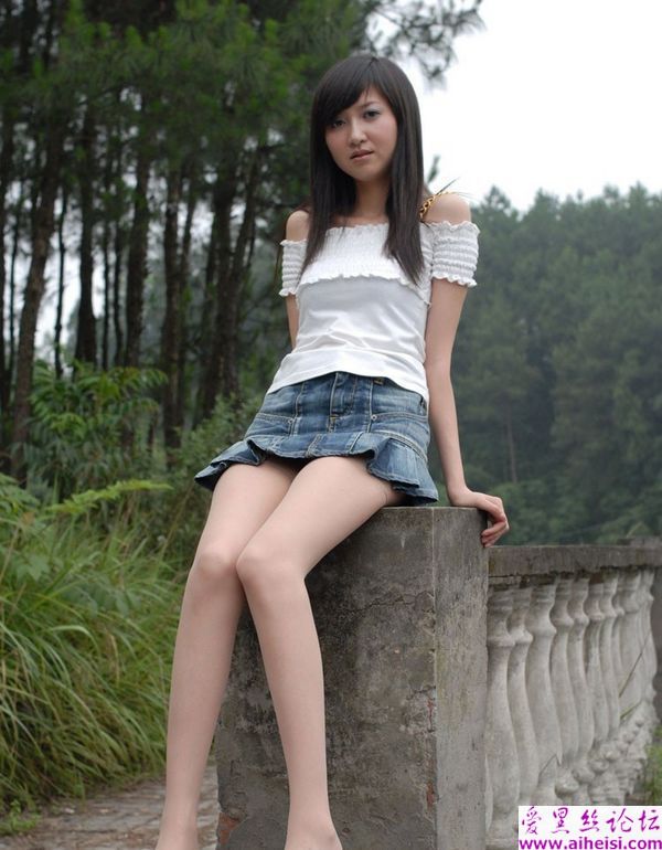 漂亮MM湖边美腿诱惑