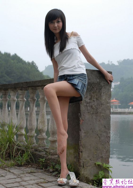 漂亮MM湖边美腿诱惑