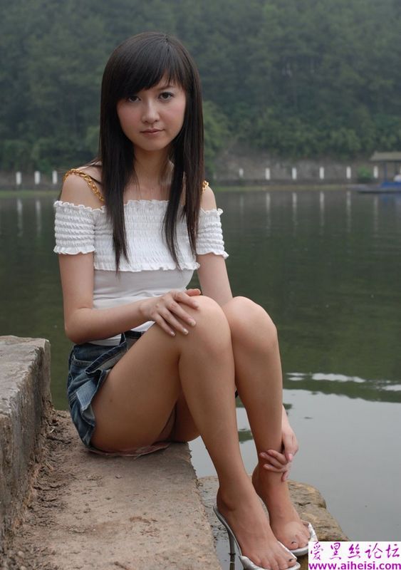 漂亮MM湖边美腿诱惑