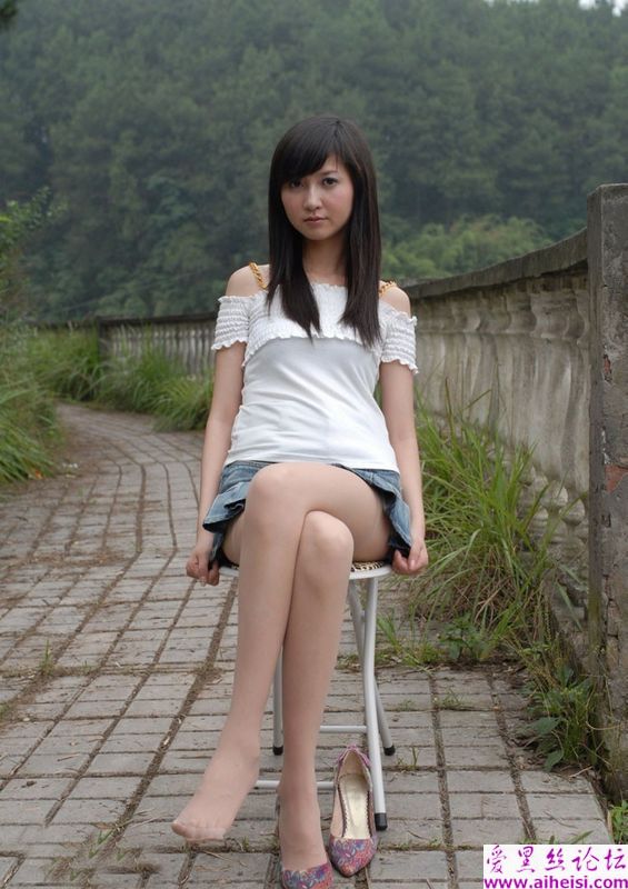 漂亮MM湖边美腿诱惑