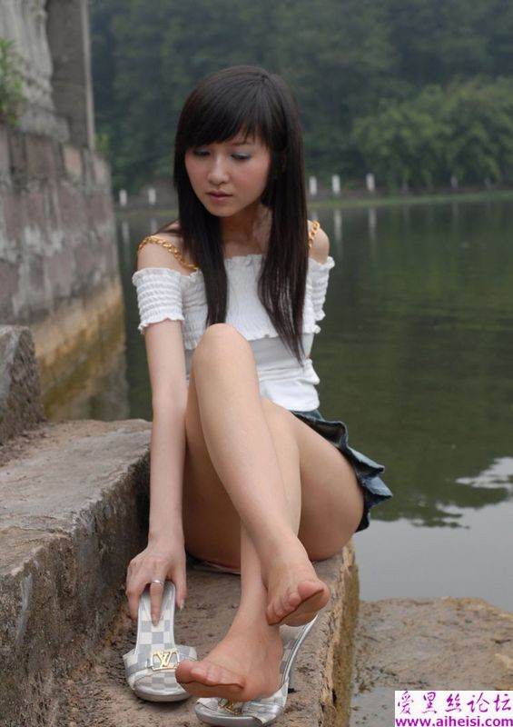 漂亮MM湖边美腿诱惑