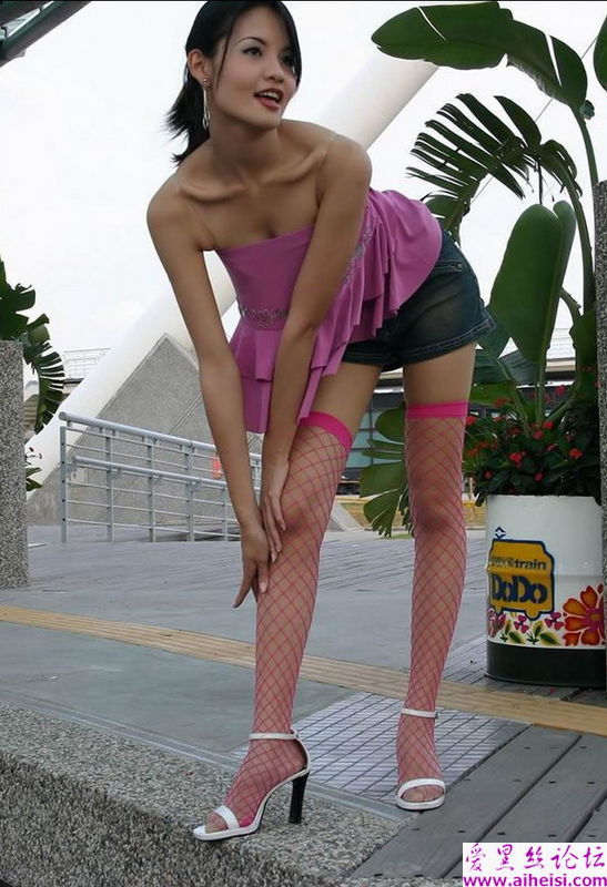 美女的红色镂空丝袜