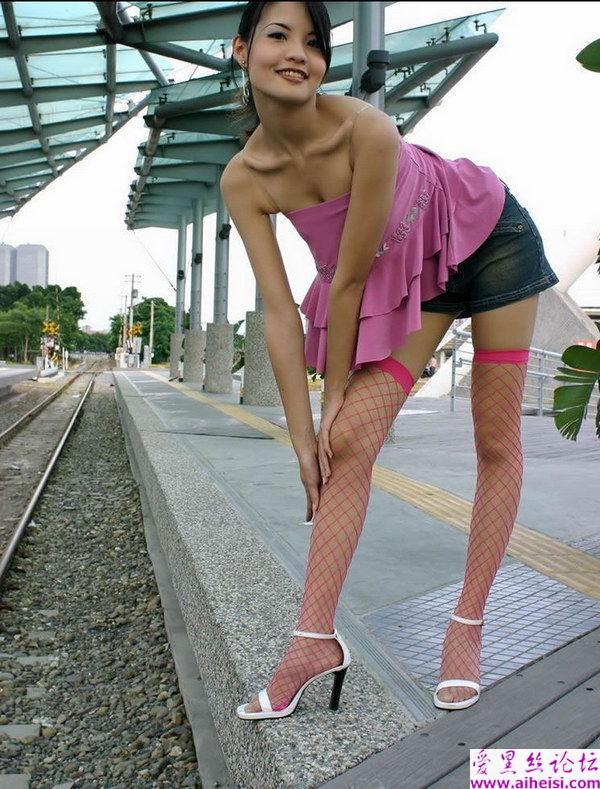 美女的红色镂空丝袜