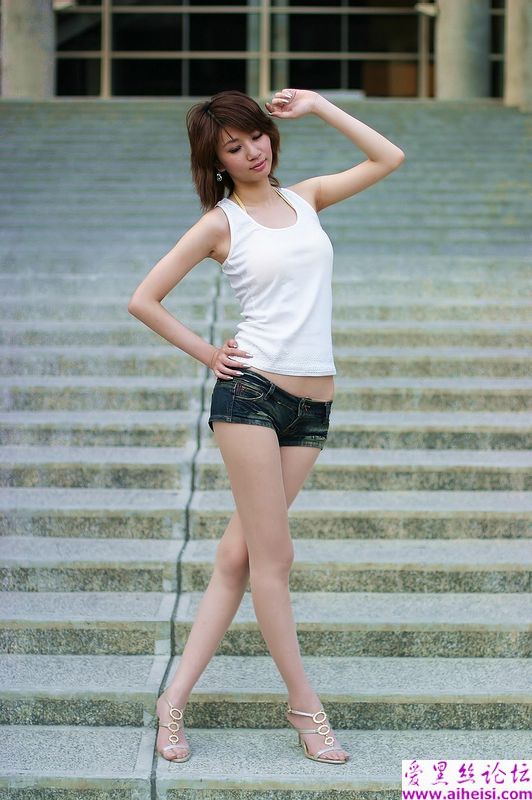 随处诱人的玉腿少女