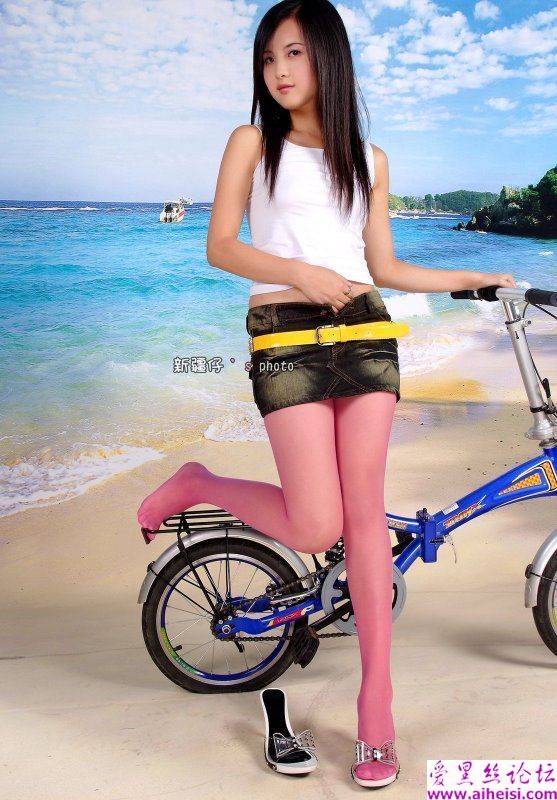 骑自行车美女丝袜诱惑