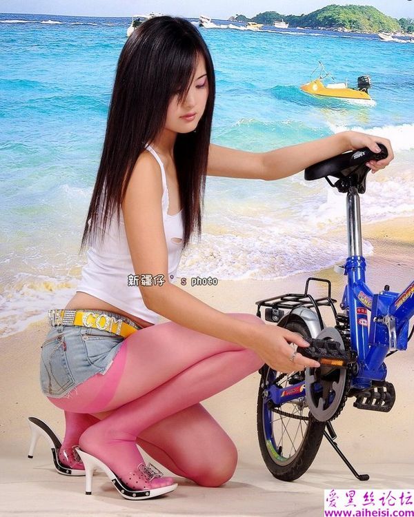骑自行车美女丝袜诱惑