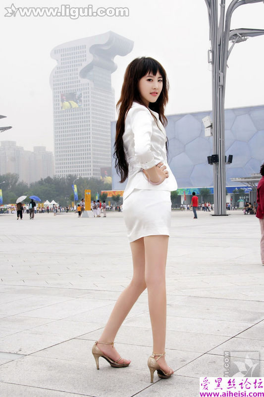 鸟巢旁白嫩美腿少女