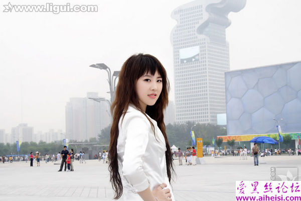 鸟巢旁白嫩美腿少女