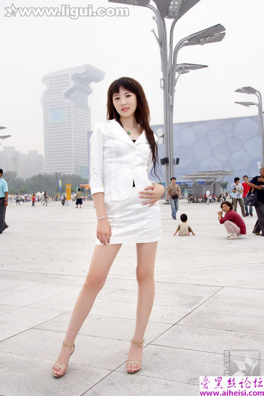 鸟巢旁白嫩美腿少女
