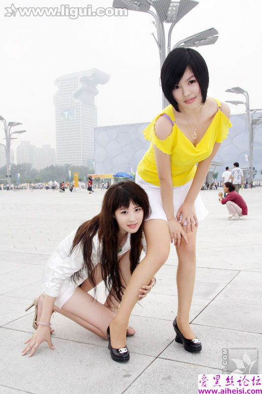 鸟巢旁白嫩美腿少女