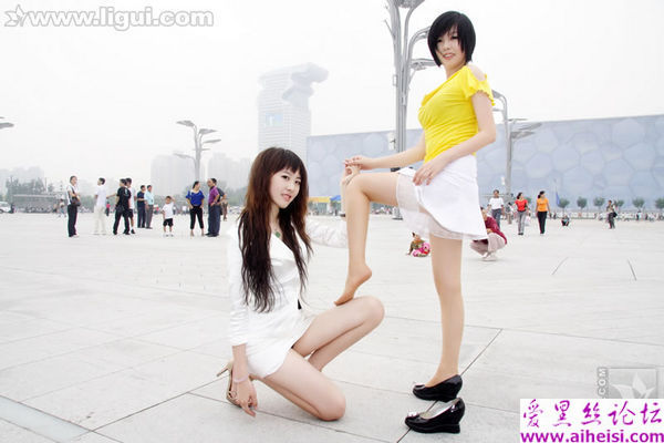 鸟巢旁白嫩美腿少女