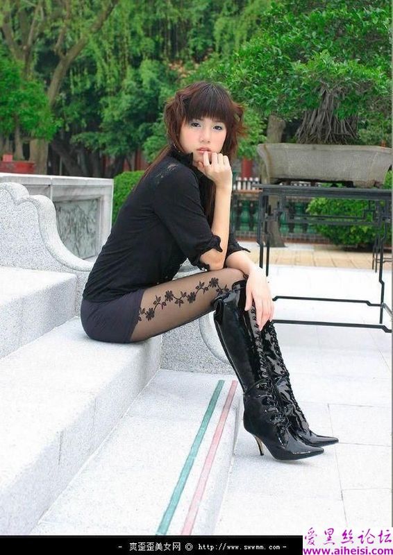 黑花丝袜MM公园秀美腿