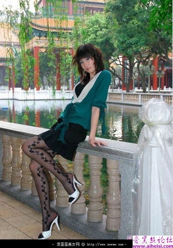黑花丝袜MM公园秀美腿